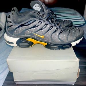 AIR MAX PLUS SE IRON GREY METALLIC SIZE 12
***USED
